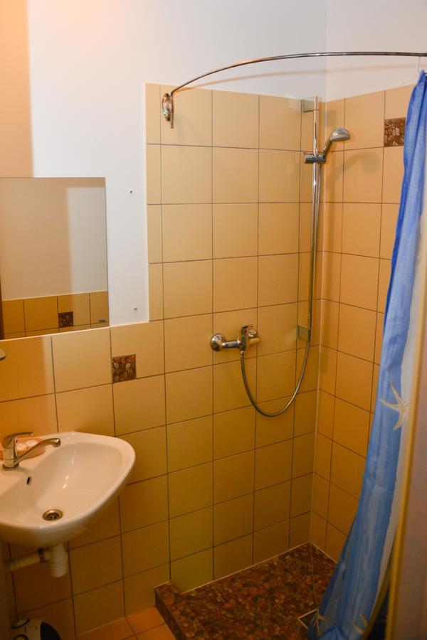 Gallery Guest Rooms Кернаве Экстерьер фото